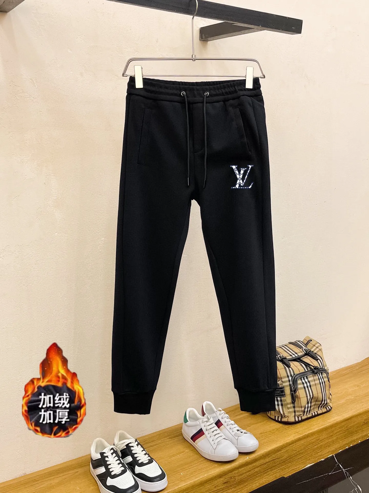 🅿️460 brand [LV Louis Vuitton] (velvet and thickened) 2025 autumn and winter new products, celebrities’ favorite fashion-flavored casual suits, clean and neat tailoring, full of urban style. Made of high-quality customized fabrics, the inner warmth is excellent, the hand feels soft and dry, and the upper body effect is crisp and stylish. The three-dimensional cutting process and the pattern are all of high standards, and the silhouette version has the right benefits! It is not tight at all, and you feel good when you wear it. So many top-quality raw materials create high-end products with unparalleled value. It is the first choice for high-end fashion people. (Size: M-4XL can wear up to 200 pounds)